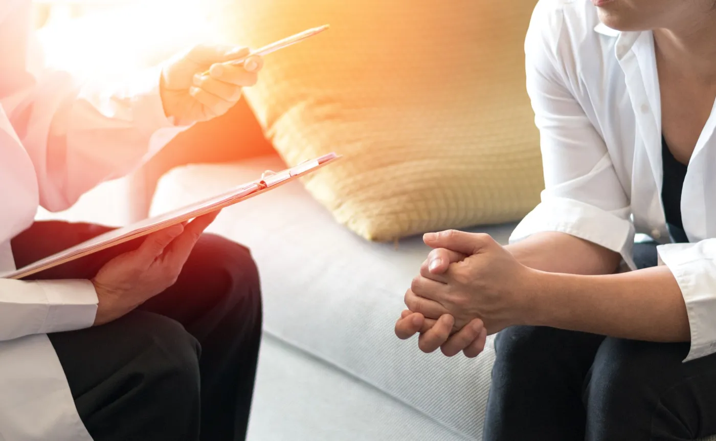 Kobieta rozmawia z lekarzem