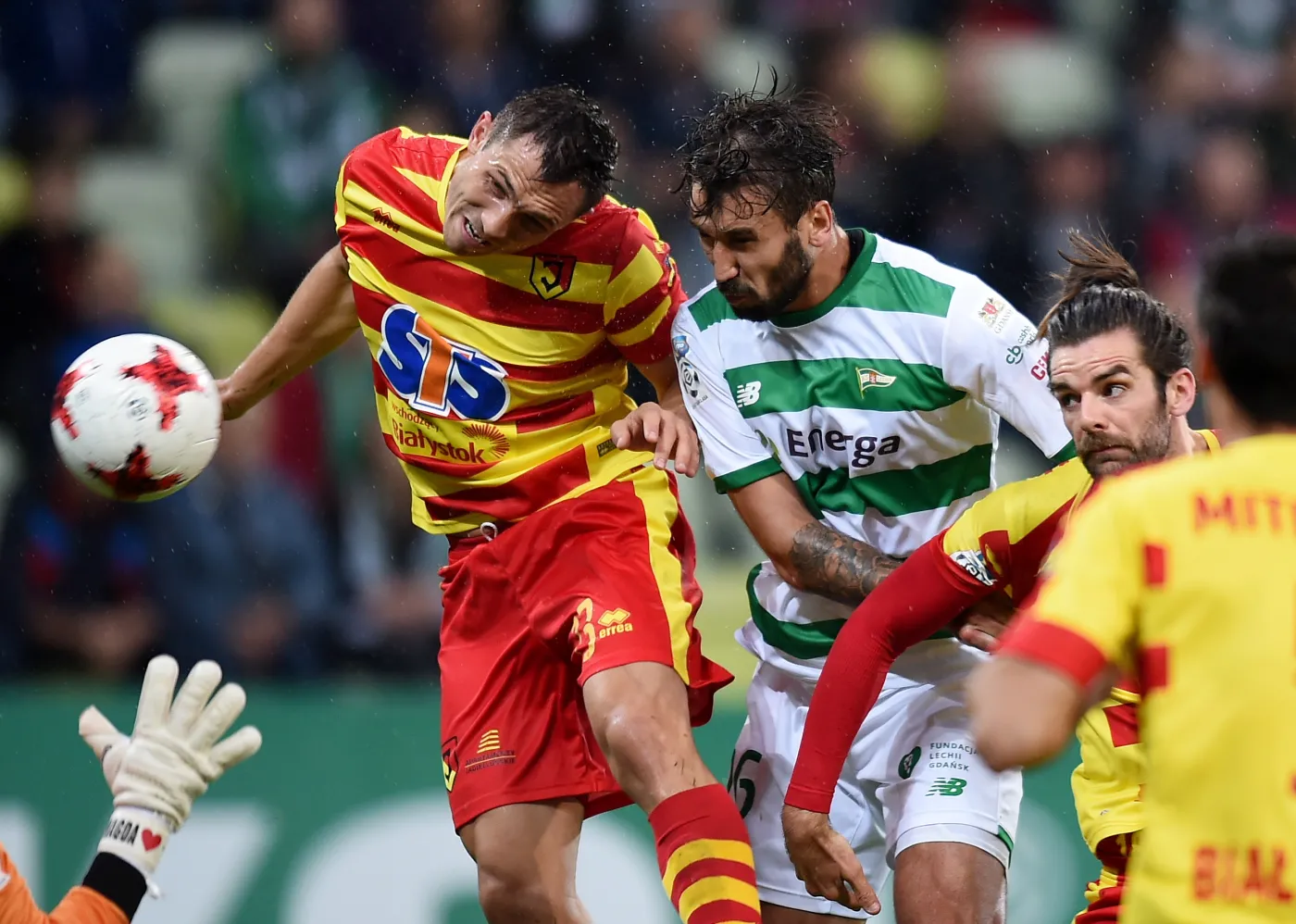 Piłkarz Lechii Gdańsk Błażej Augustyn (C) oraz Piotr Wlazło (L) i Cillian Sheridan (P) z Jagiellonii Białystok