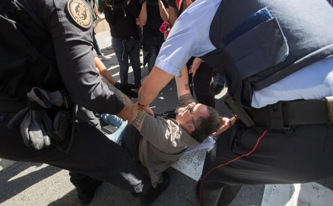 Zatrzymani katalońscy urzędnicy, tysiące demonstrantów na ulicach. W Barcelonie wrze przed referendum[ZDJĘCIA]