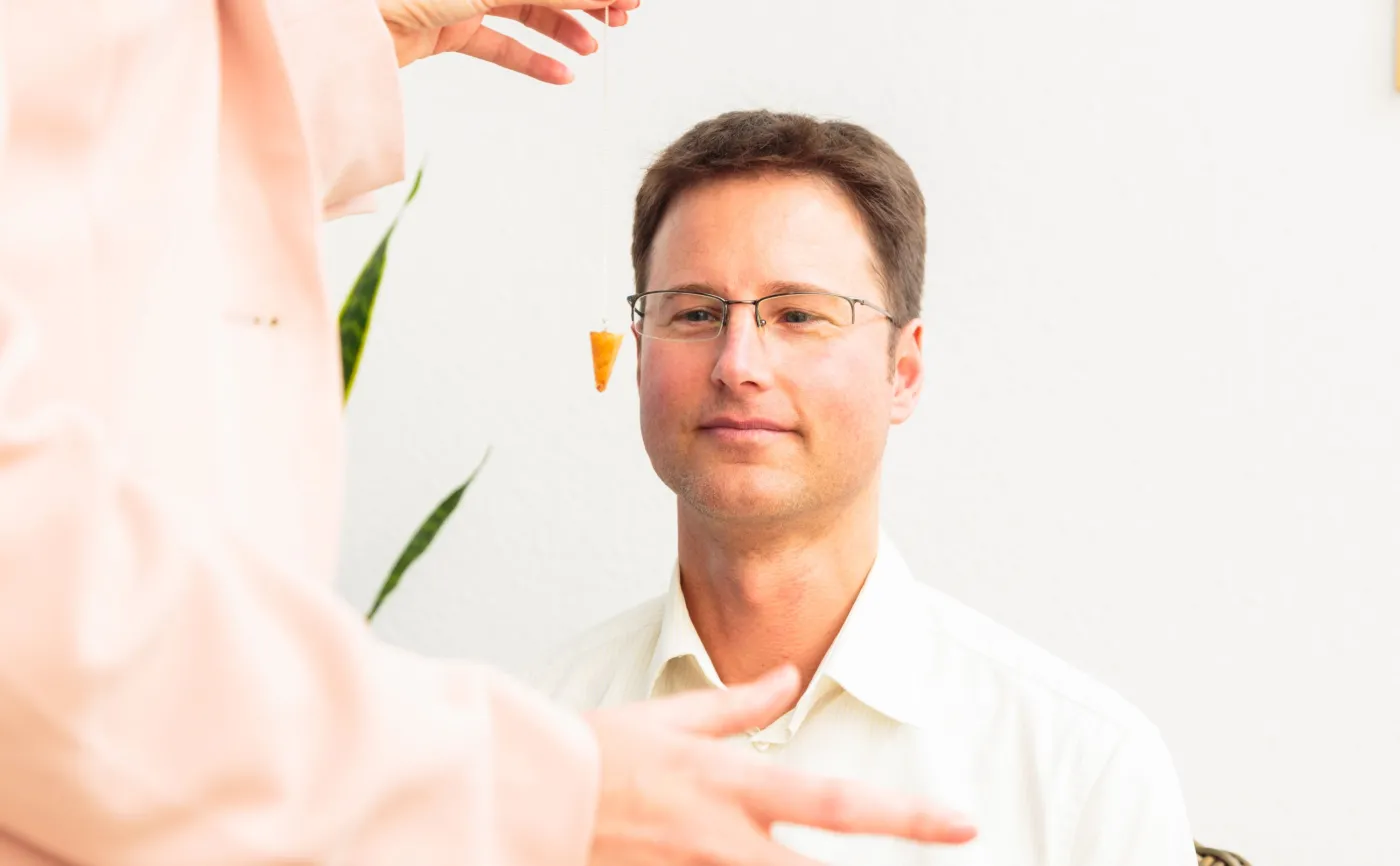 Mężczyzna poddany hipnozie