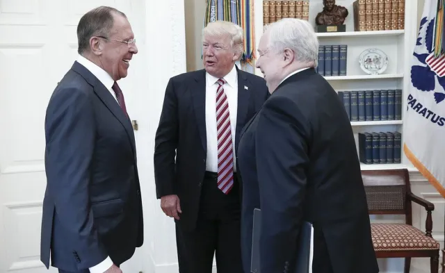 Trump przekonuje: Miałem prawo dzielić się informacjami z Rosjanami