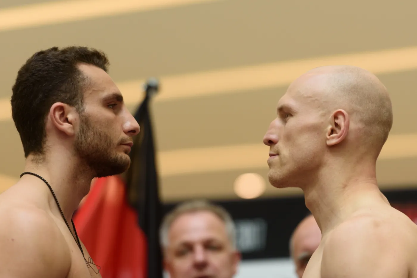 "Diablo" Włodarczyk zajrzał w oczy swojemu rywalowi. Strachu raczej tam nie zobaczył [FOTO]