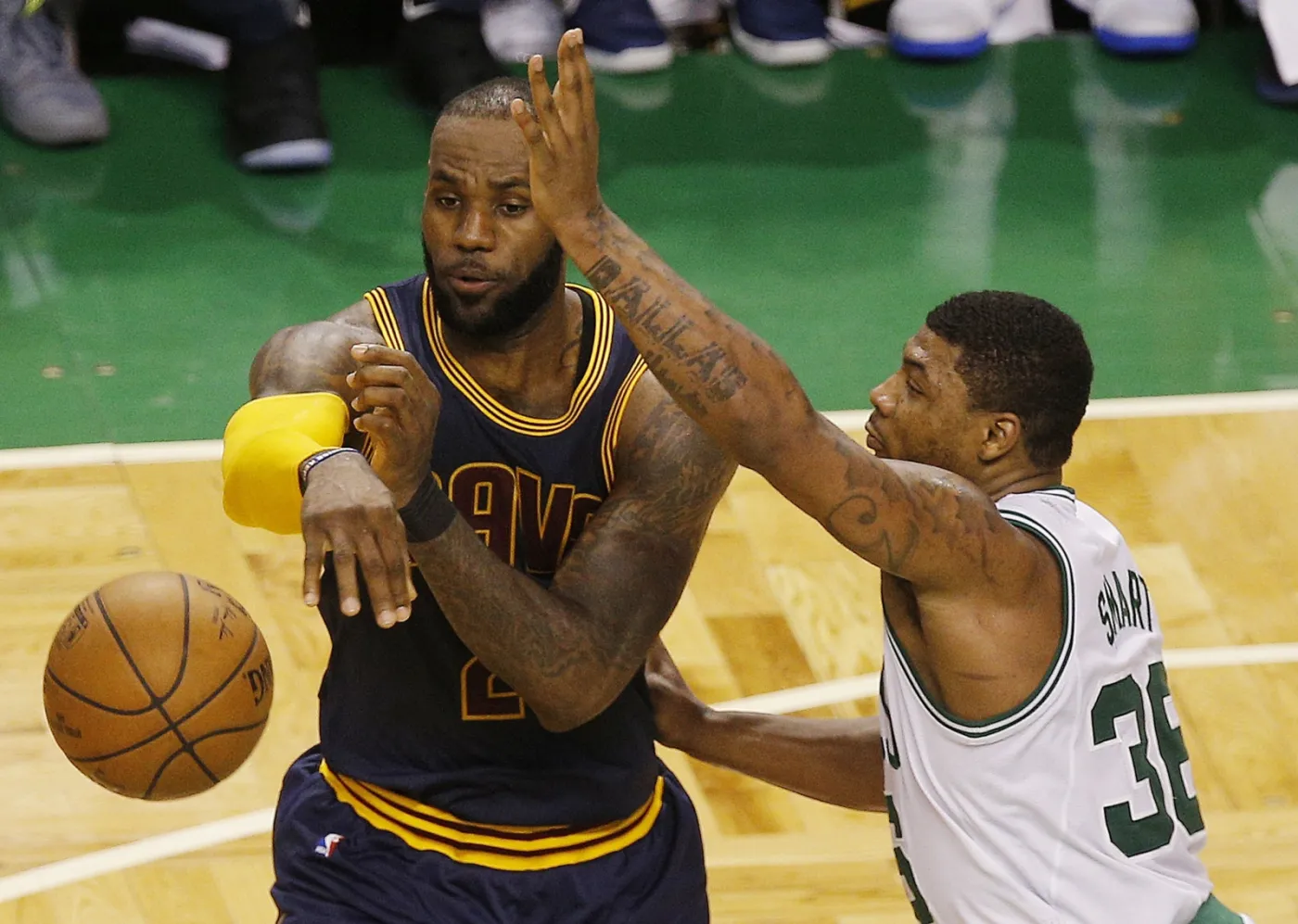 LeBron James i Marcus Smart 