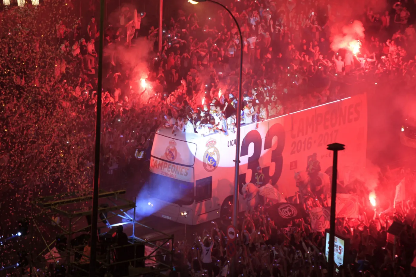 Szampan lał się strumieniami. Madryt do rana świętował mistrzowski tytuł Realu