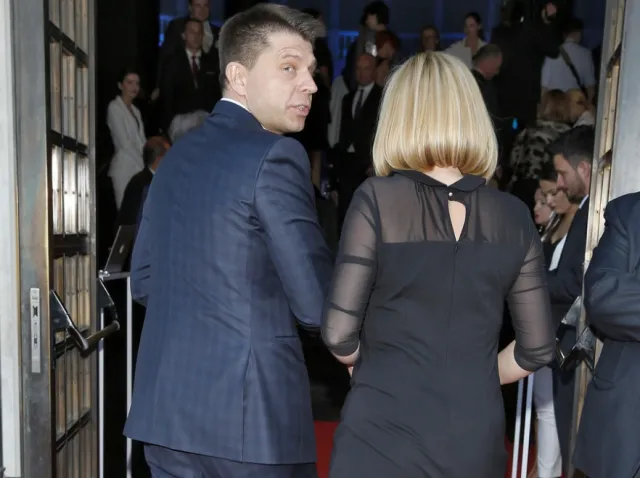 Piękni, zakochani, ale nie do końca wystylizowani... Petru i Schmidt po raz pierwszy oficjalnie razem. FOTO