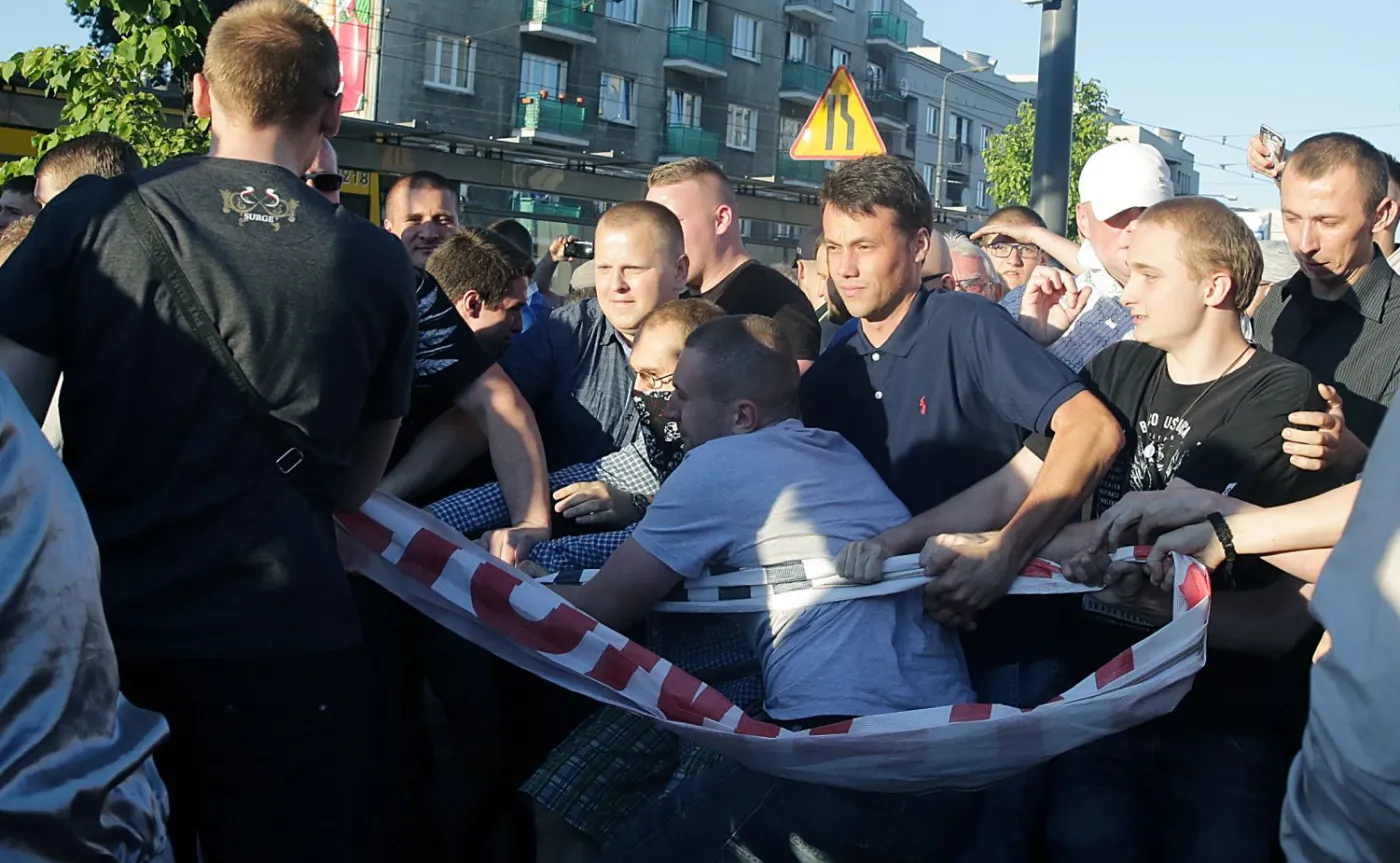 Przepychanki, race, okrzyki. Narodowcy kontra Obywatele Solidarni w sprawie "Klątwy"