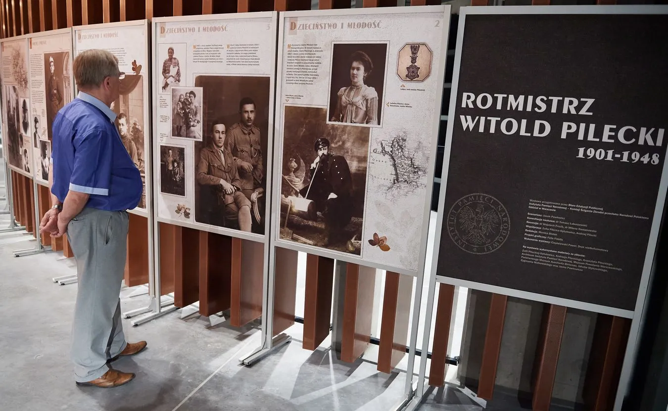 Zwiedzający oglądają wystawę czasową "Rotmistrz Witold Pilecki 1901-1948"
