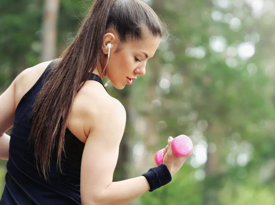 Do zrobienia przed założeniem sukienek na ramiączkach: ćwiczenia na jędrne ramiona