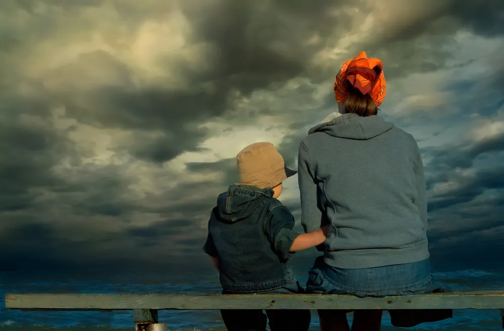 Matka z dzieckiem obserwująca nadciągającą burzę  