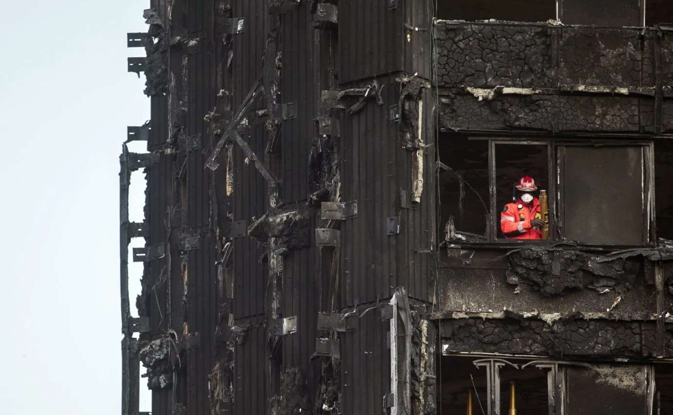 Rośnie liczba ofiar pożaru wieżowca w Londynie. Tyle zostało ze spalonego budynku. ZDJĘCIA Z WNĘTRZA