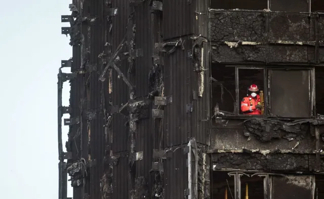 Rośnie liczba ofiar pożaru wieżowca w Londynie. Tyle zostało ze spalonego budynku. ZDJĘCIA Z WNĘTRZA