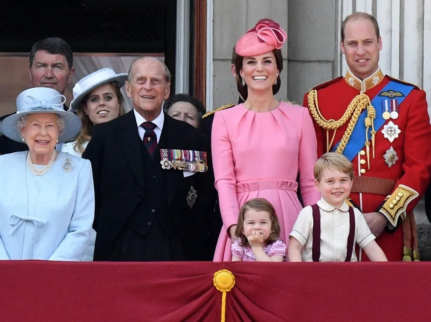 Słodziaki totalne! Charlotte i George skradli show królowej Elżbiecie świętującej 91 urodziny. FOTO
