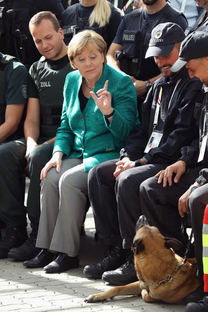 10295880-angela-merkel-z-policjantami.jpg