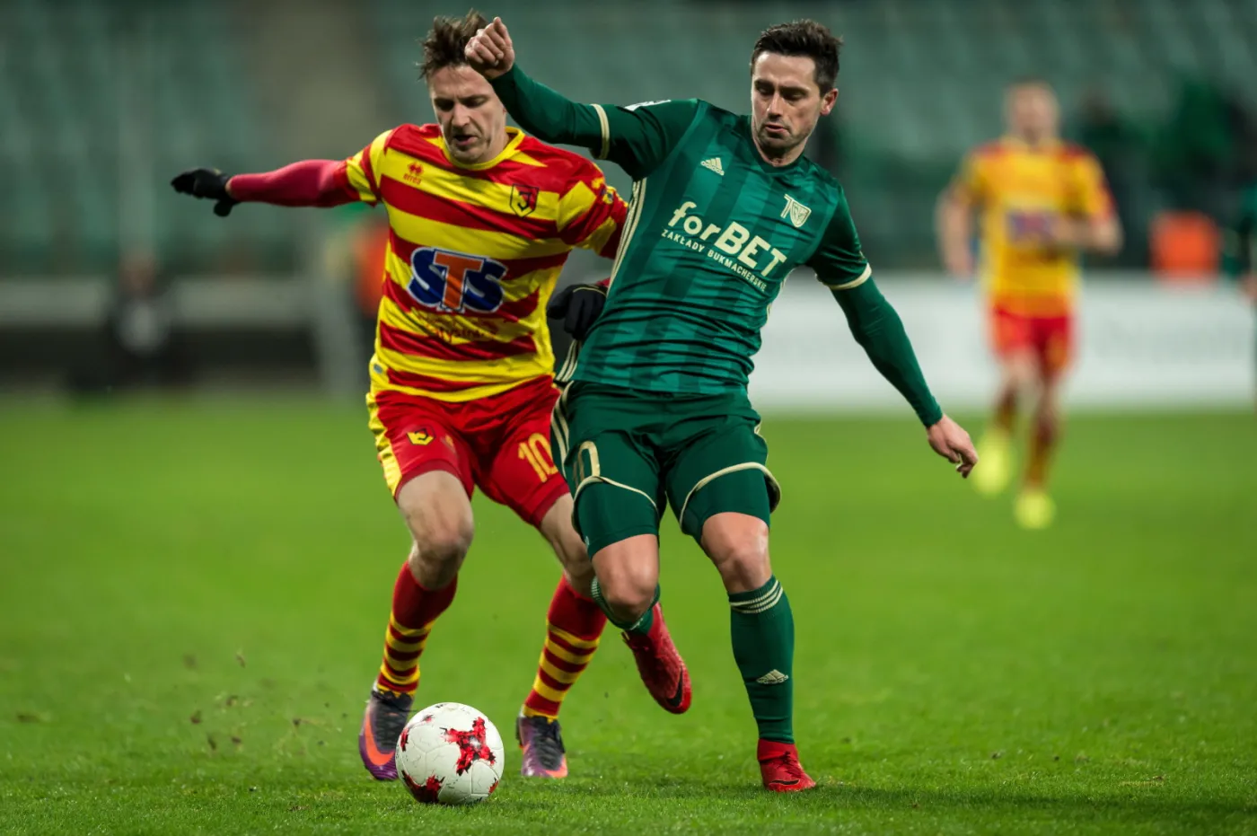 Piłkarz Śląska Wrocław Kamil Vacek (P) i Fiodor Cernych (L) z Jagiellonii Białystok