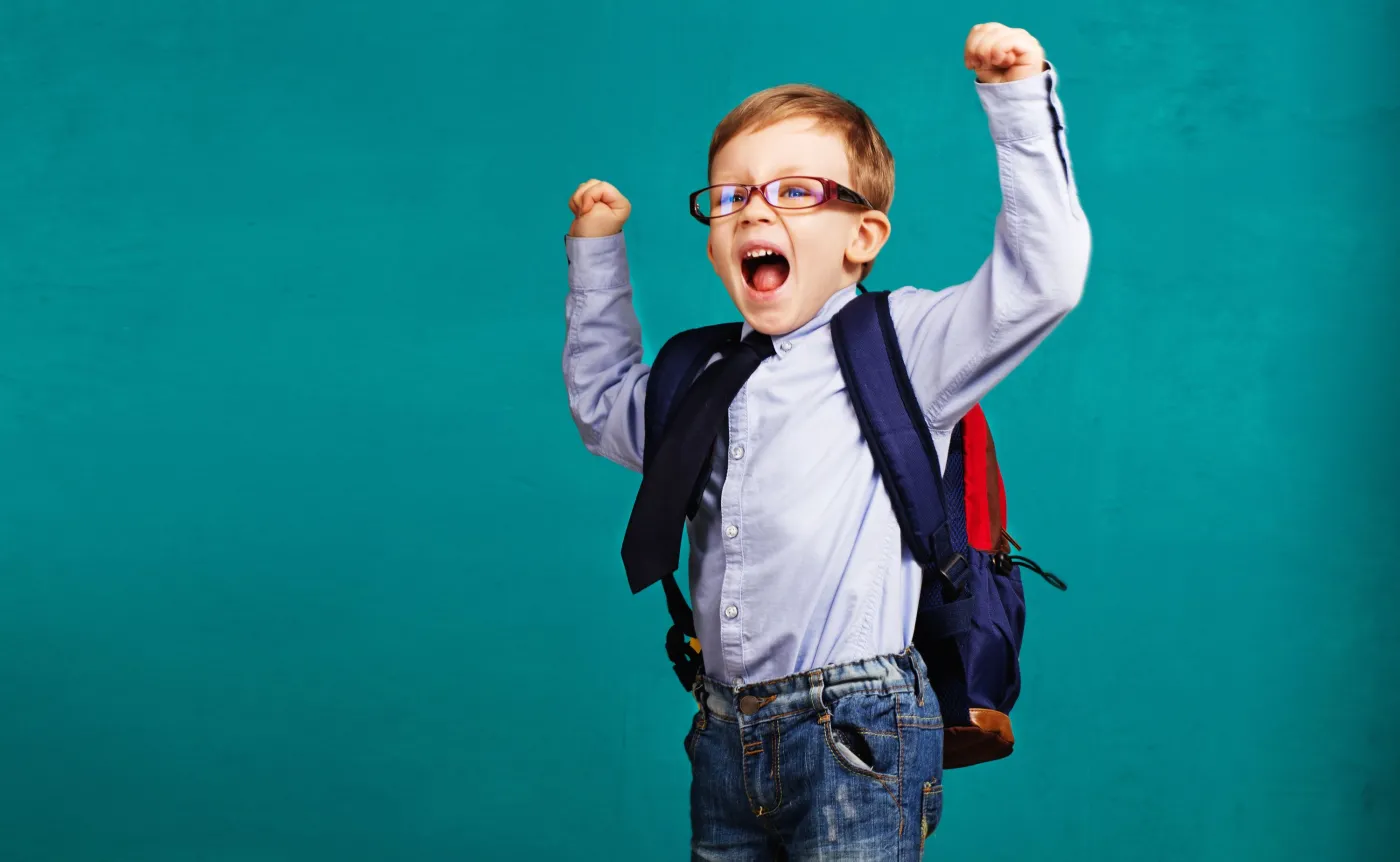 Chłopiec z plecakiem szkolnym na plecach