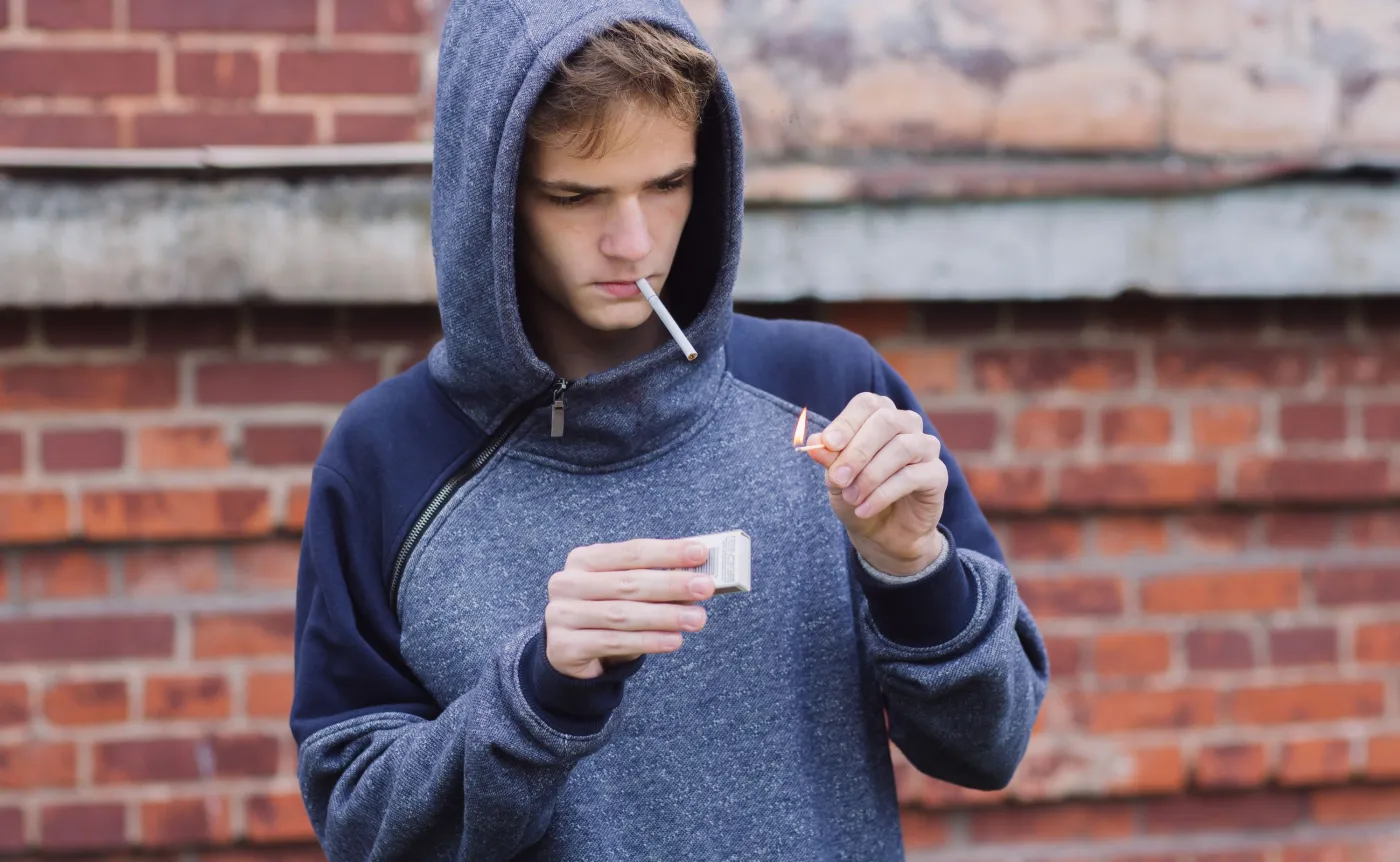Młody człowiek z papierosem