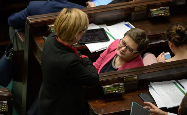 Troje posłów zawiesza członkostwo w Nowoczesnej, a jeden odchodzi z partii. Lubnauer: Sama najchętniej postąpiłabym podobnie