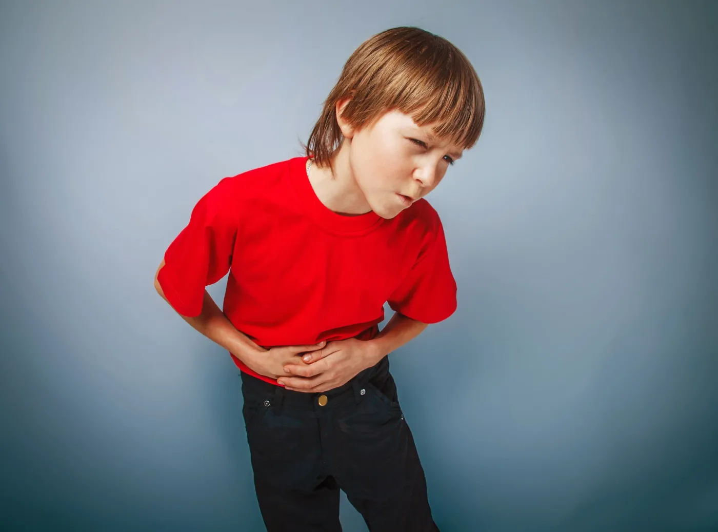 Dziecko trzyma się za brzuch