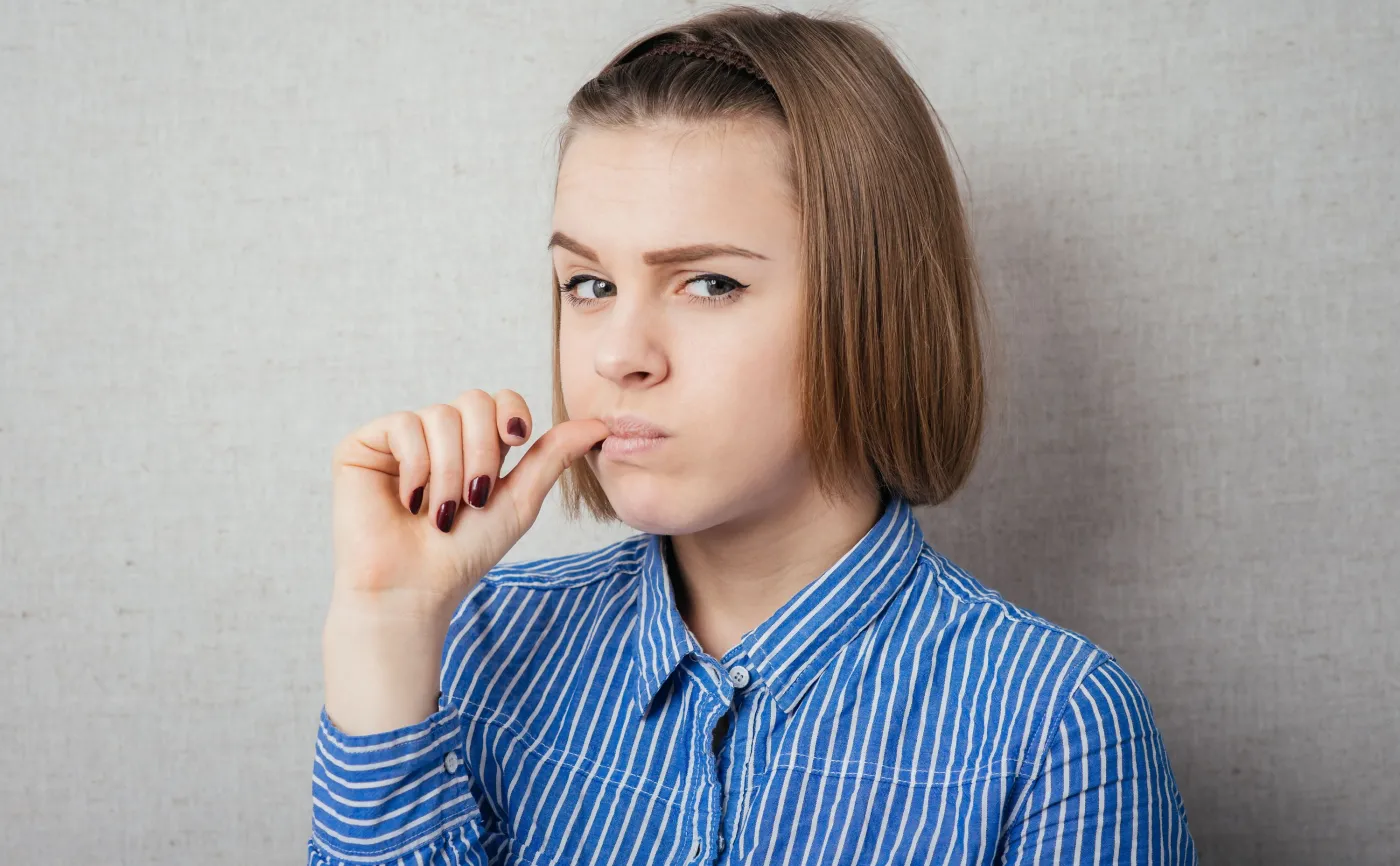 Dziewczyna obgryza paznokcie