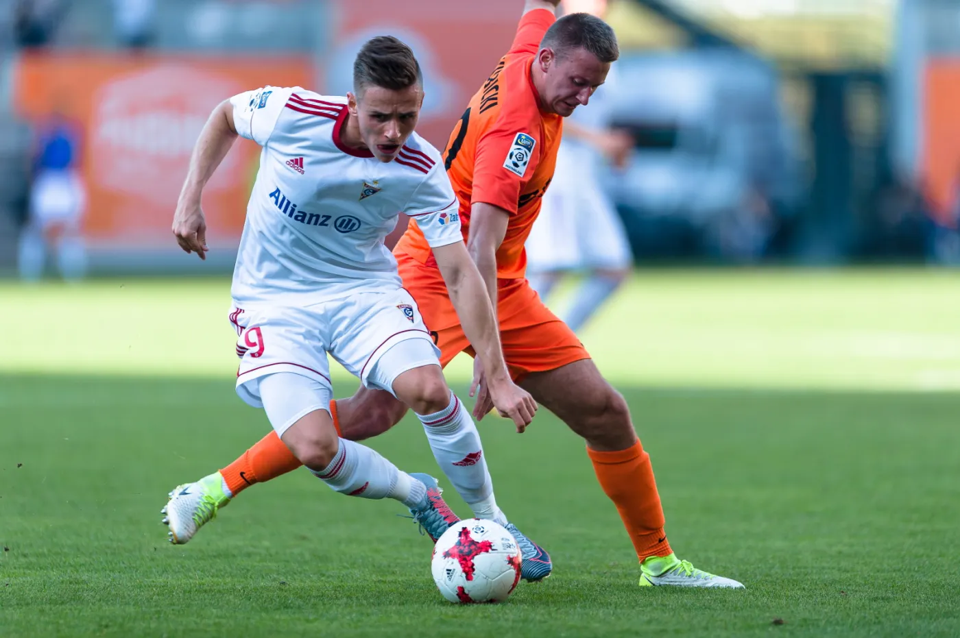 Piłkarz KGHM Zagłębia Lubin Jarosław Kubicki (P) i Damian Kądzior (L) z Górnika Zabrze