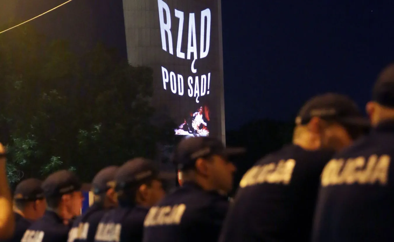 Akcja Łańcuch światła przed Sejmem