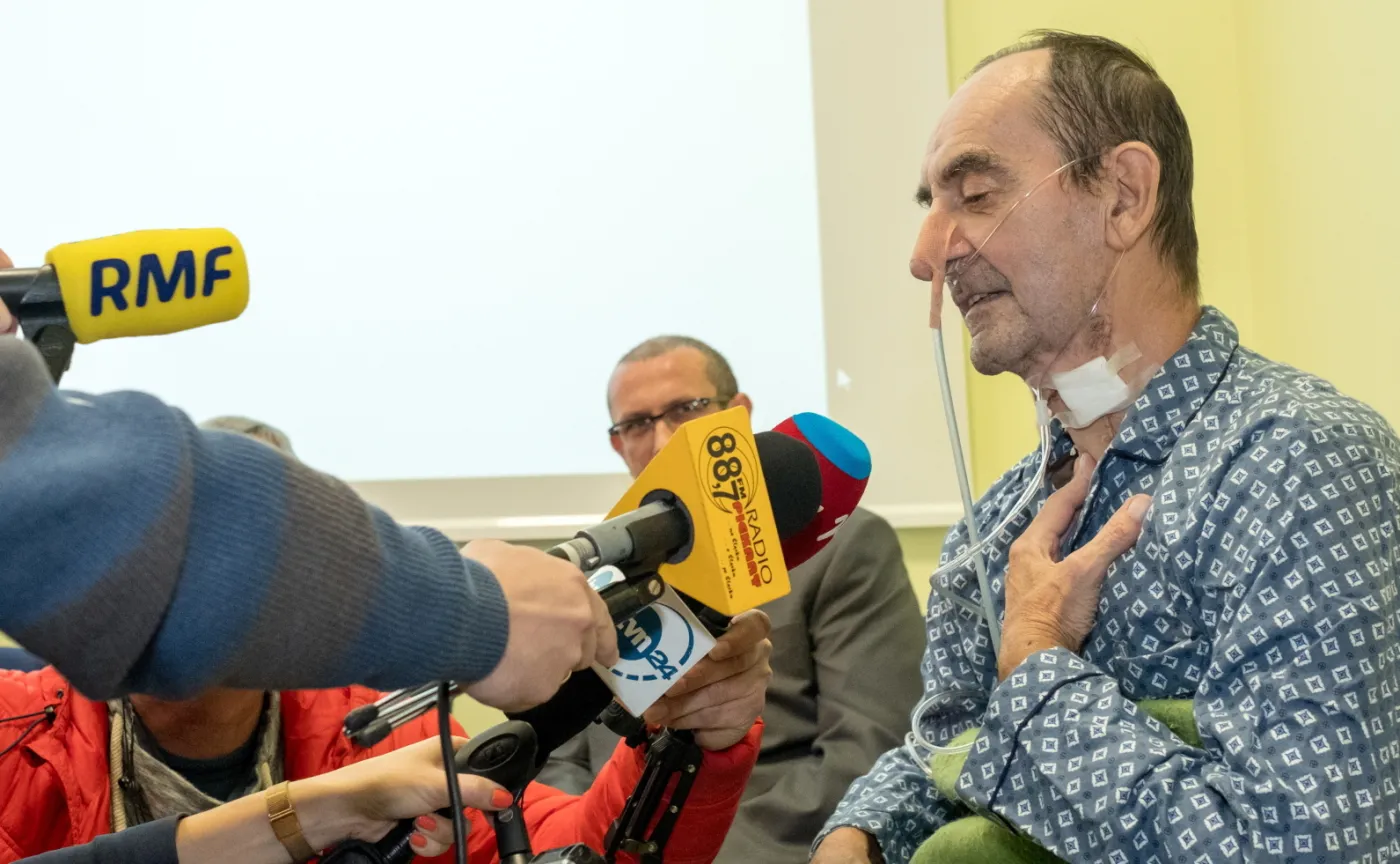 Pan Krzysztof, pacjent, który przeszedł zabieg allotransplantacji, obejmujący drogę pokarmową, oddechową i powłokę skórną, rozmawia z dziennikarzami
