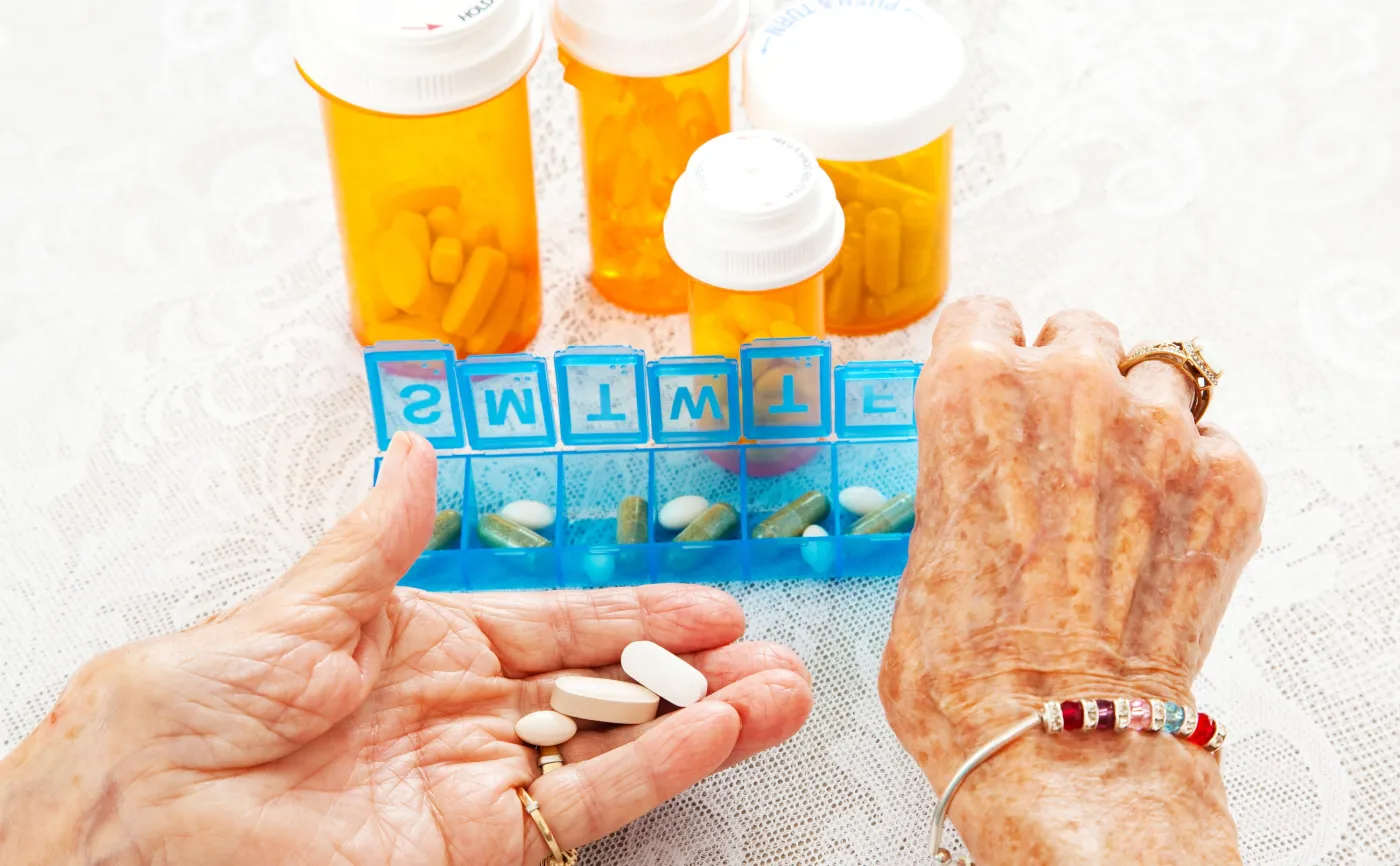 Starsza kobieta bierze leki