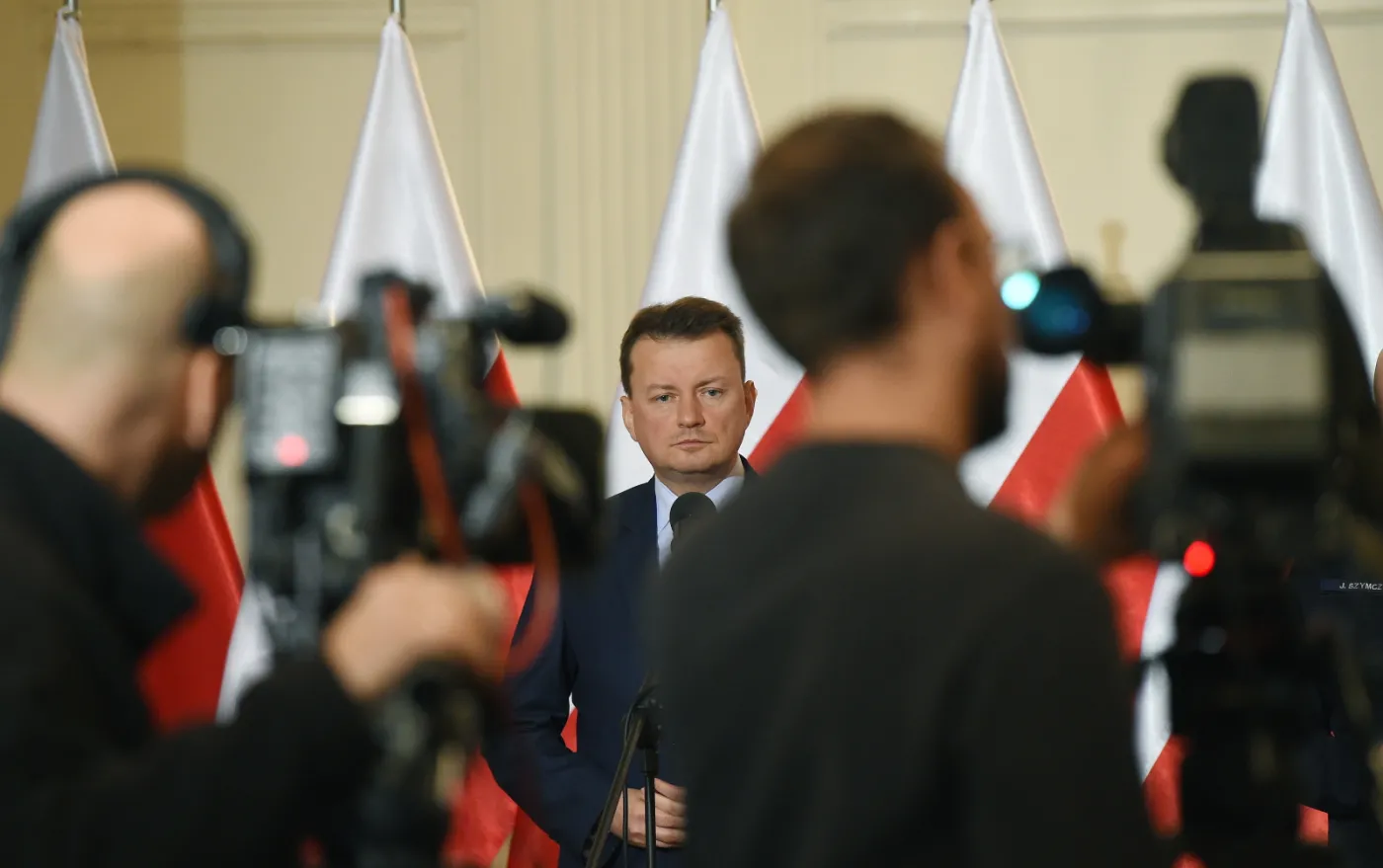 Dziennikarz pyta o transparenty na Marszu Niepodległości. Błaszczak: Z jakiej pan jest redakcji?