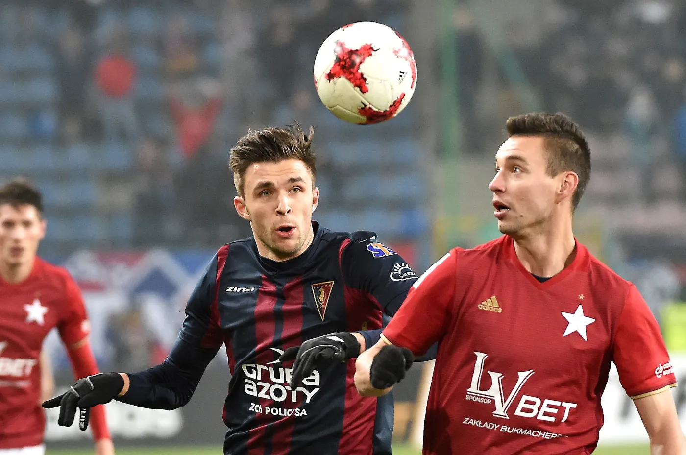 Zawodnik Wisły Kraków Maciej Sadlok (P) i Dariusz Formella (L) z Pogoni Szczecin