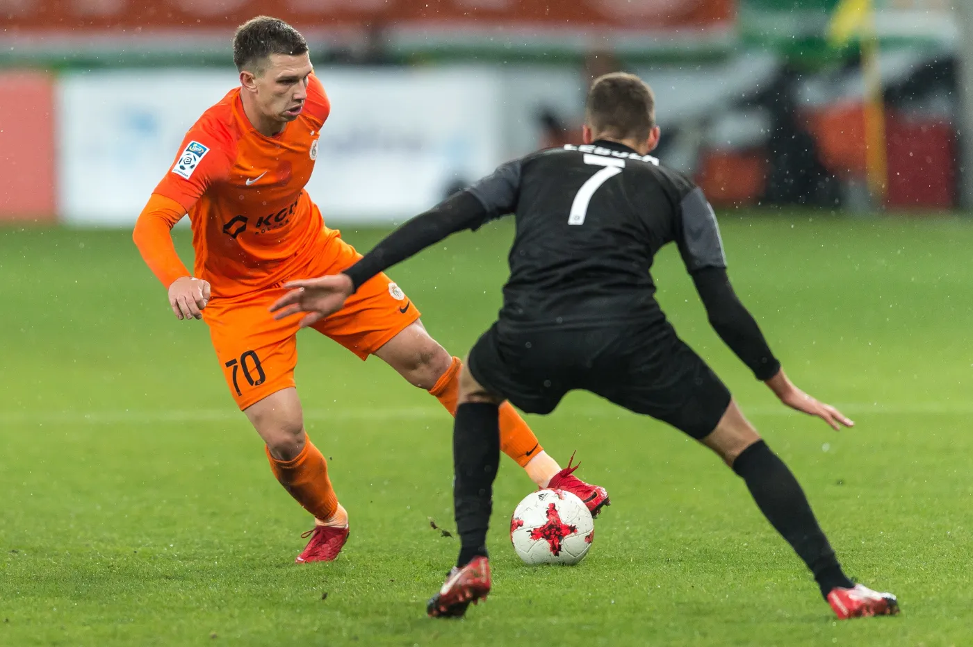 Zawodnik KGHM Zagłębia Lubin Jakub Świerczok (L) i Marcin Cebula (P) z Korony Kielce