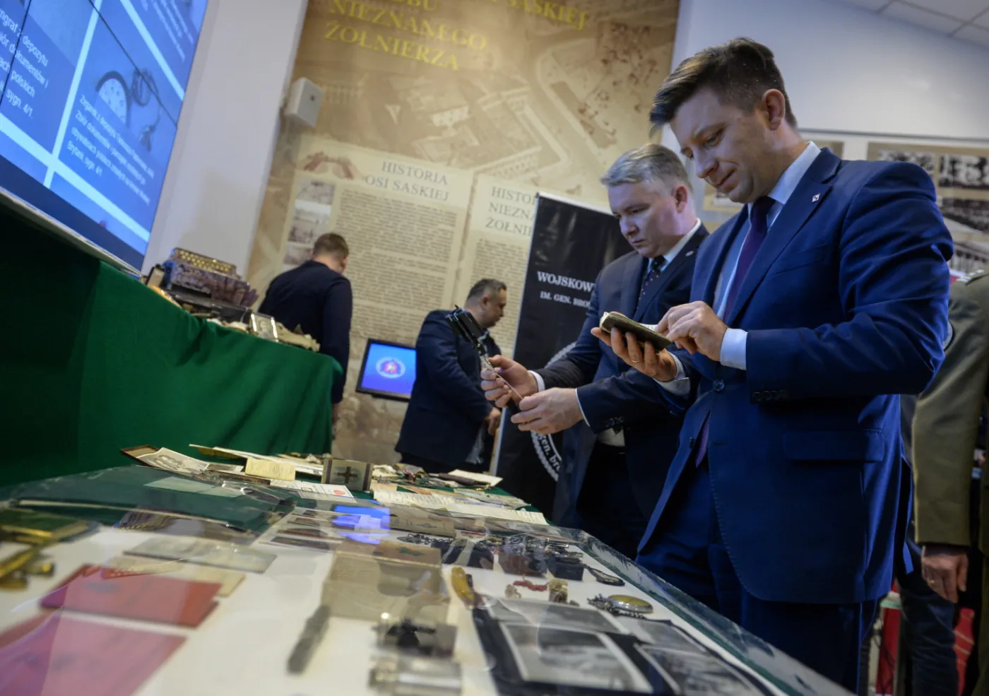 10595232-eksponaty-po-zolnierzach-psz.jpg