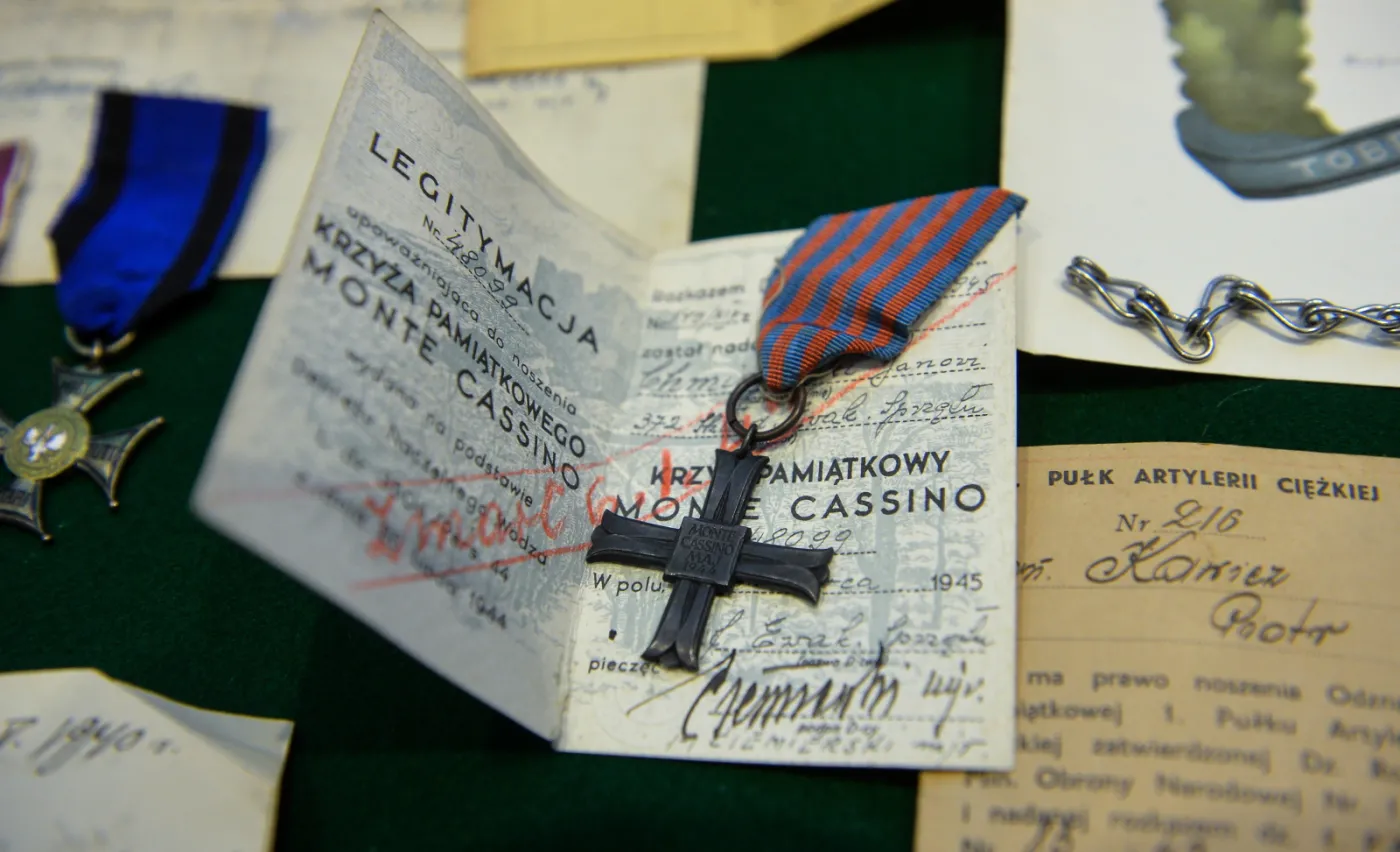 10595264-eksponaty-po-zolnierzach-psz.jpg