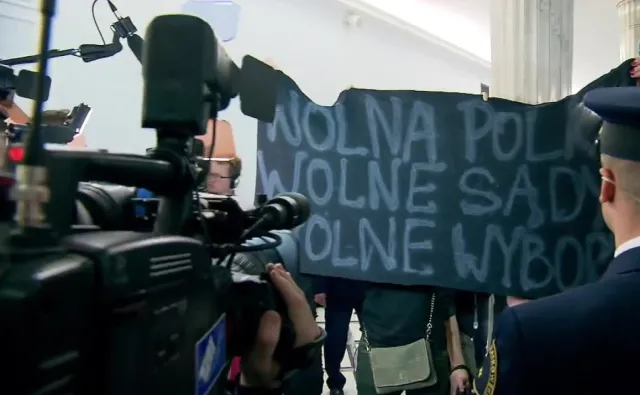 "Wolna Polka, wolne sądy, wolne wybory". Protest na sejmowym korytarzu