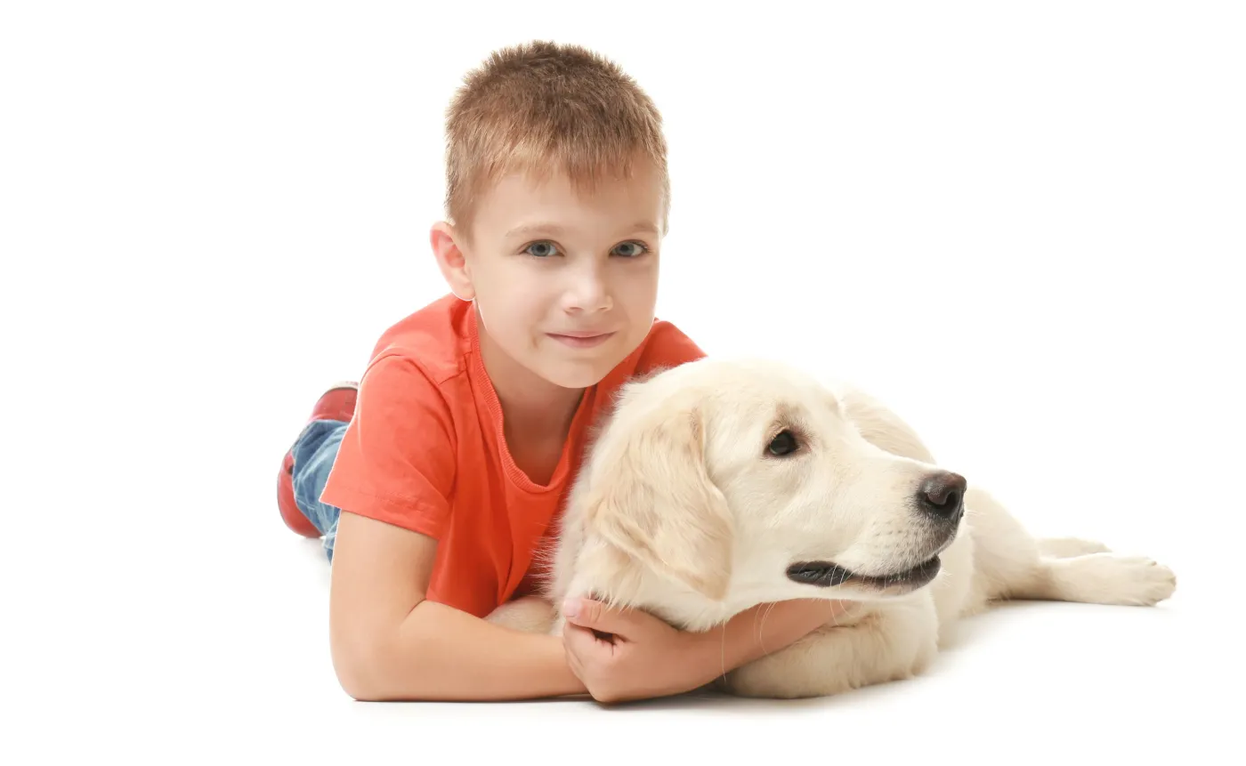 Chłopiec przytula się do psa