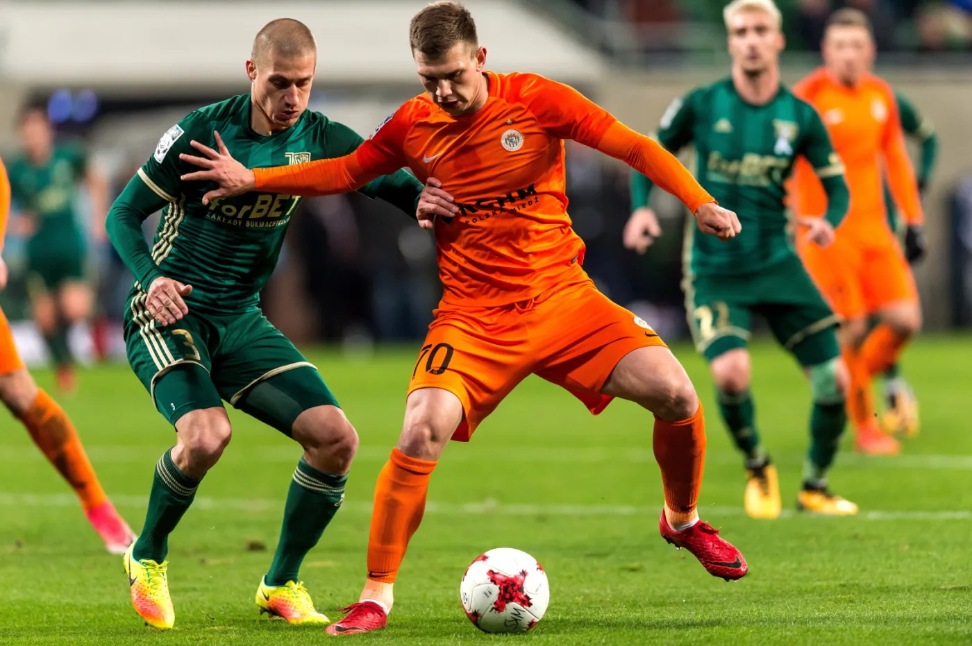 Piłkarz Śląska Wrocław Piotr Celeban (L) i Jakub Świerczok (C) z Zagłębia Lubin