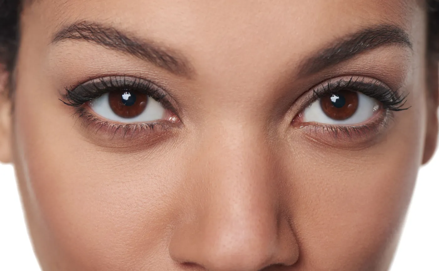 Kobieta o brązowych oczach