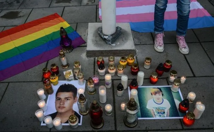 Akcja "Zapal znicz dla Kacpra", ofiary homofobii, przed budynkiem MEN