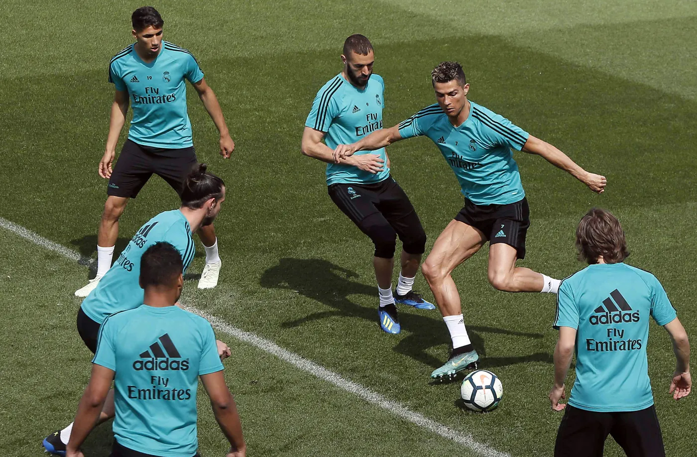 Cristiano Ronaldo (w środku)