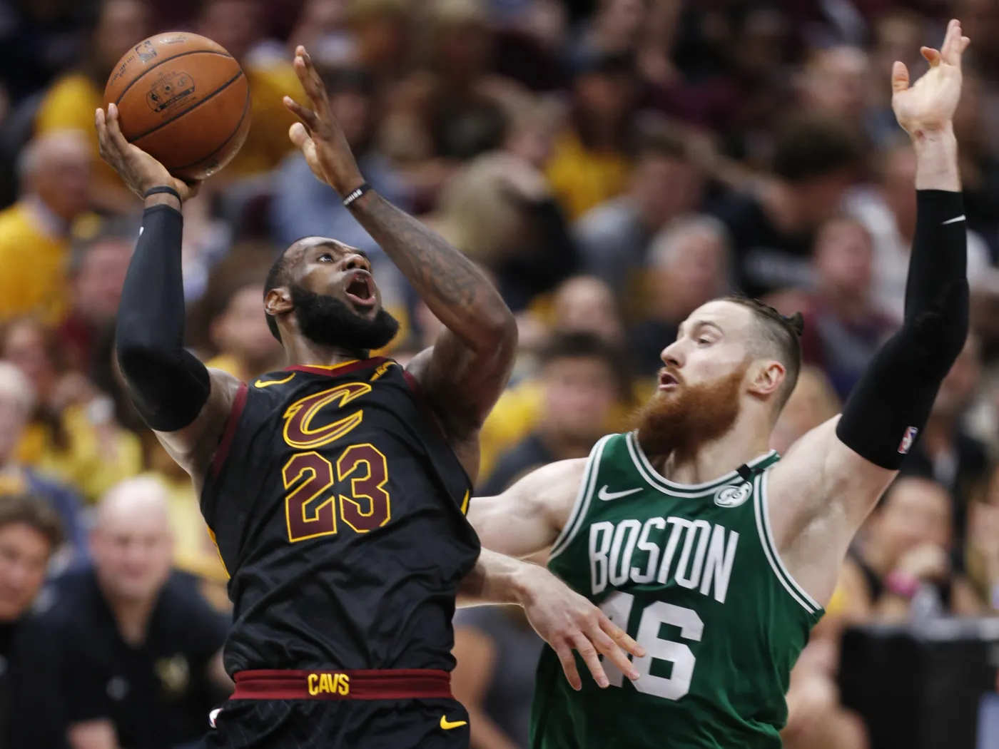 LeBron James i Aron Baynes