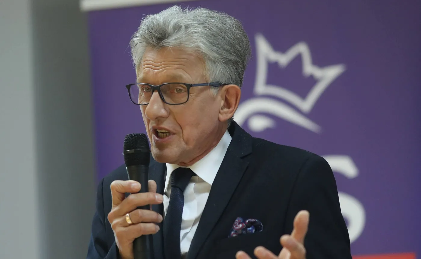 Poseł Piotrowicz i wojna o lokalną drogę. "Poróżnił wszystkich"