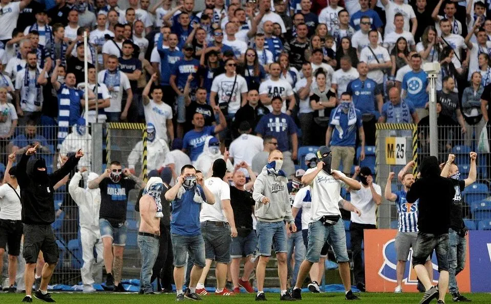 Mecz ekstraklasy Lech Poznań - Legia Warszawa. Kibice wtargnęli na boisko, interweniowała policja / Piotr Skórnicki