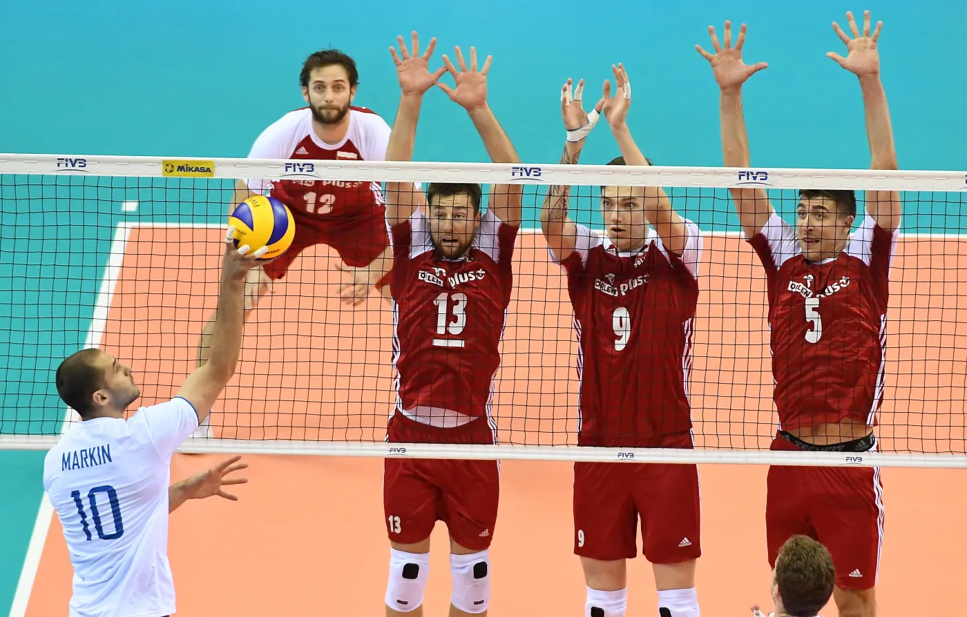Michał Kubiak (2L), Bartłomiej Lemański (2P) i Łukasz Kaczmarek (P) oraz Alexabder Markin (L) z Rosji podczas meczu pierwszej edycji turnieju siatkarskiej Ligi Narodów w Krakowie