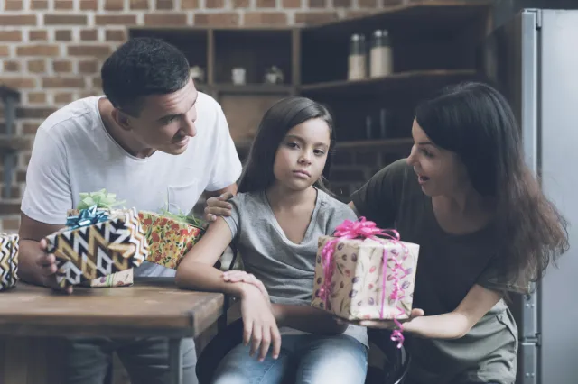 Dziecko tego nie kupi: drogi prezent to najgorszy upominek dla malucha, jeśli...