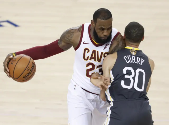 Koszykarze Golden State Warriors w połowie drogi do obrony mstrzowskiego tytułu ligi NBA