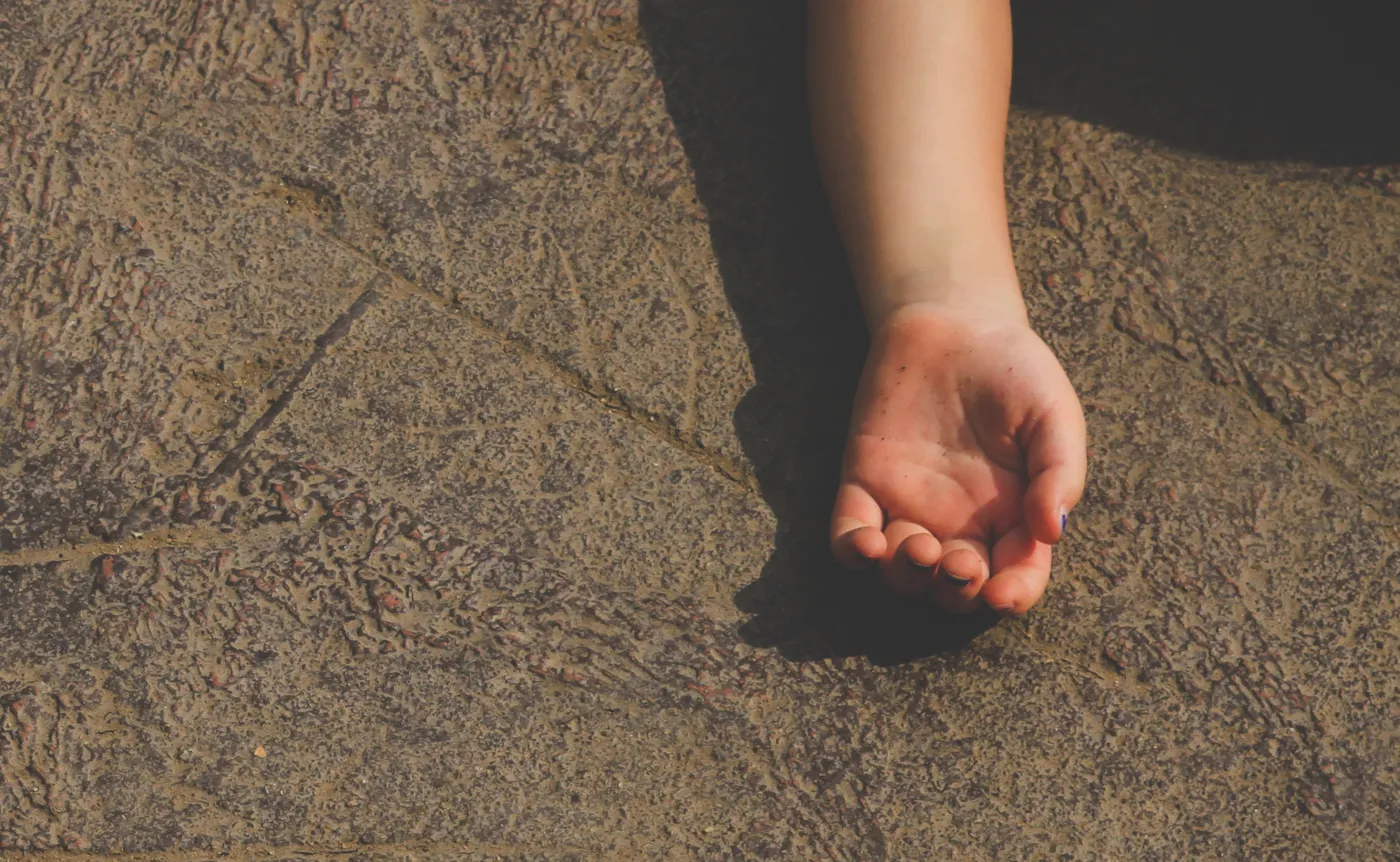 Omdlała dziewczyna leżąca na ulicy