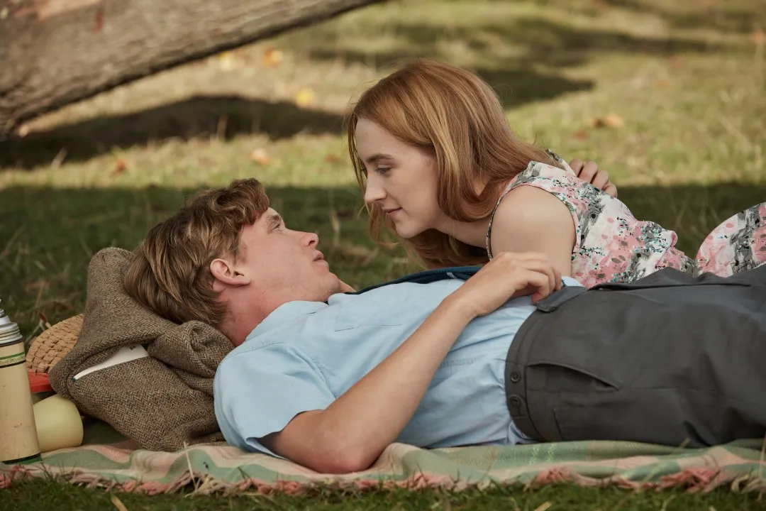 Kadr z filmu "Na plaży Chesil". Na zdjęcu Saoirse Ronan oraz Billy Howle