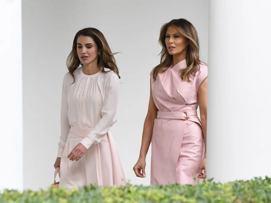 Co się stało z przepiękną twarzą królowej Ranii? Sztucznością nie ustępuje Melanii Trump. FOTO