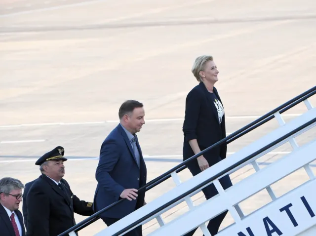 Gigantyczny orzeł na piersi... Agata Duda nie zdążyła się przebrać przed wylotem z Łotwy? FOTO