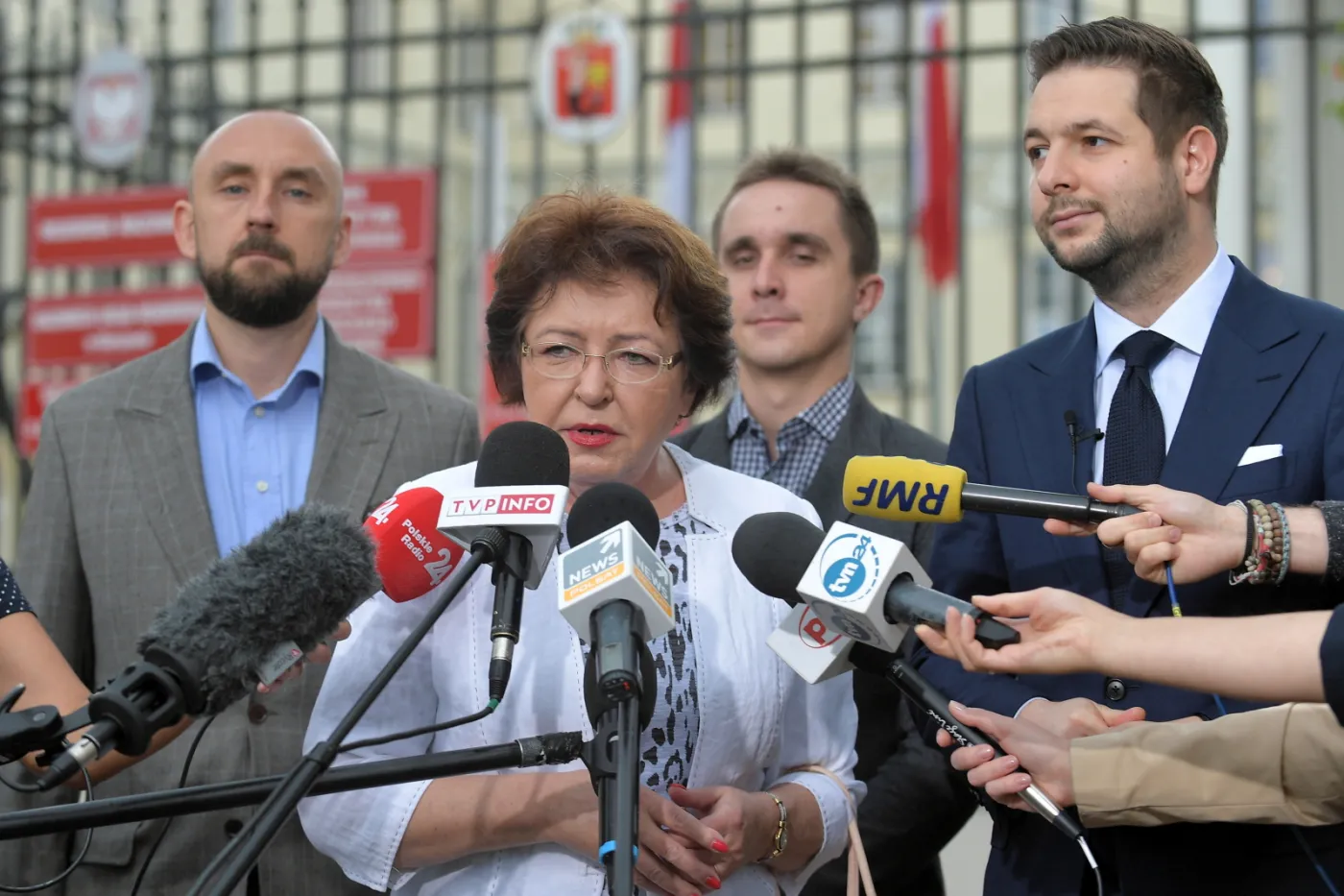 Wiceminister sprawiedliwości, kandydat na prezydenta Warszawy Patryk Jaki i radna PO Jolanta Kasztelan podczas konferencji prasowej w Warszawie.