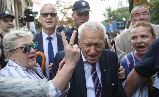 "Będziesz siedział", "Zdrajca". Kornel Morawiecki odpowiedział protestującym przed Sejmem